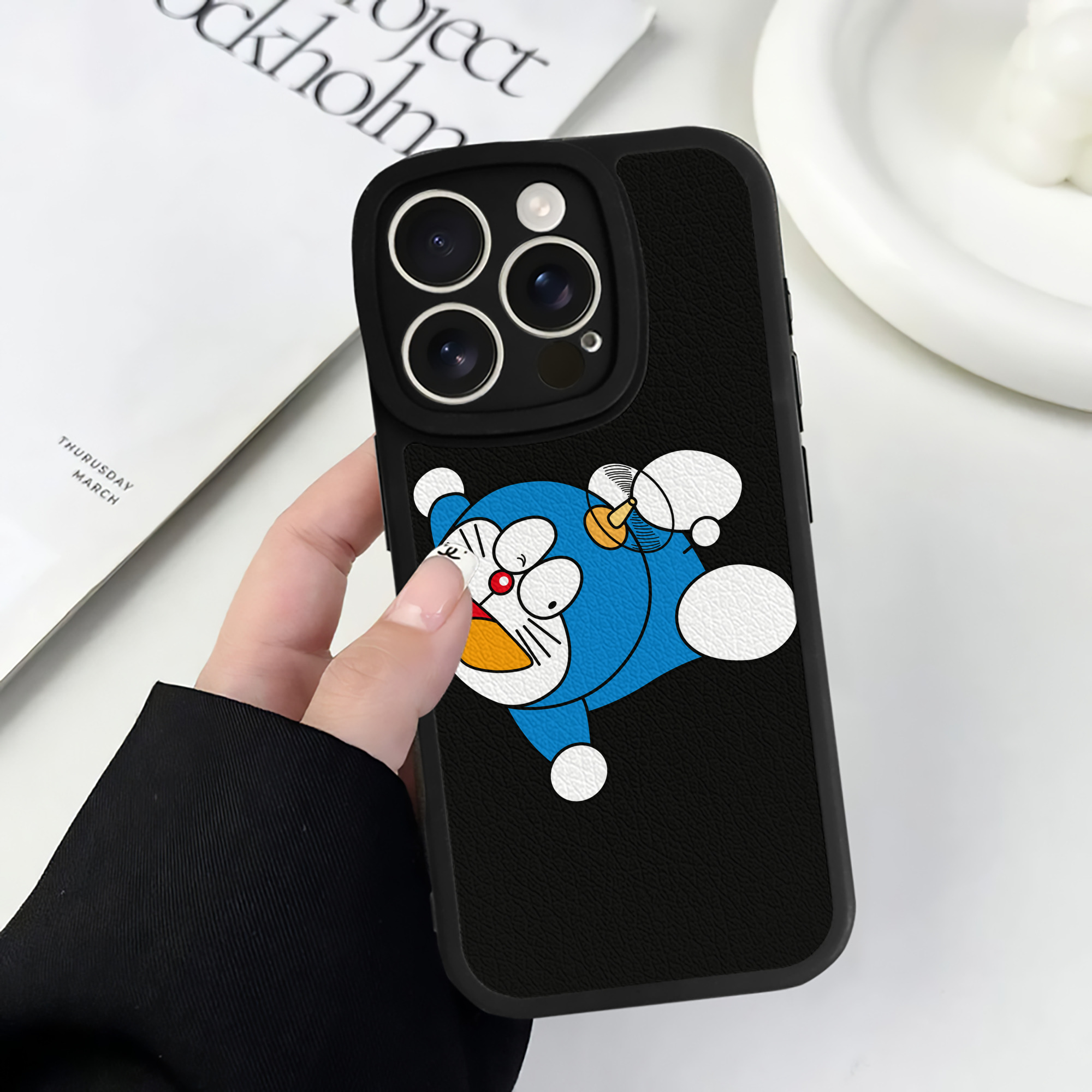 （画像用） ドラえもん Doraemon 【iPhone 16シリーズ対応】シリコンスマホケース（レザー調） 材質：シリコン